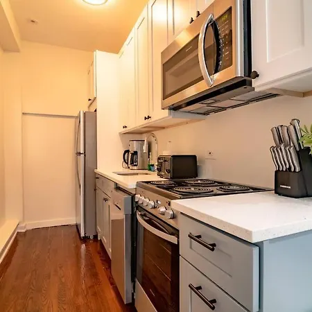 Beautiful Magnificent Mile Street Condo That Sleeps 8 Guests